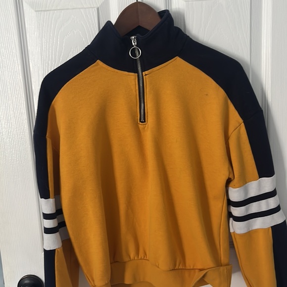 2 for 30 garage sweaters - Picture 4 of 5